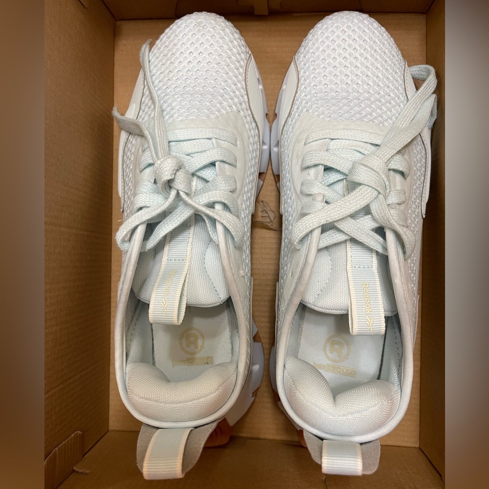 Reebok Womens Zig Dynamica Sneaker, Chalk Blue/Gum, 7.5 US 
Brand new with tags